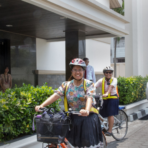 Para Wanita Sekarang Dapat Melayani Misi untuk Gereja Yesus Kristus pada Usia 18 Tahun