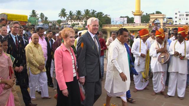 Bunga-bunga dilemparkan untuk menyambut Penatua D. Todd Christofferson dari Kuorum Dua Belas Rasul dan istrinya, Sister Kathy Christofferson, sewaktu mereka tiba untuk menghadiri sebuah acara penghargaan untuk menghormati Gereja Yesus Kristus dari Orang-Orang Suci Zaman Akhir atas layanan kemanusiaan globalnya di Pune, India, 14 Agustus 2017.