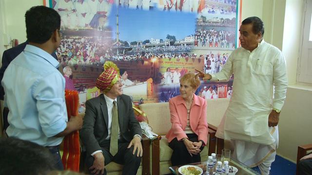 Penatua D. Todd Christofferson dari Kuorum Dua Belas Rasul dan istrinya, Sister Kathy Christofferson, menikmati momen bersama Presiden World Peace University Dr. Vishwanath D. Karad. Gereja Yesus Kristus dari Orang-Orang Suci Zaman Akhir menerima penghargaan atas upaya kemanusiaan globalnya di Pune, India, 14 Agustus 2017.