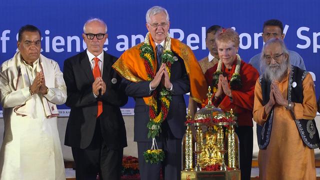Penatua D. Todd Christofferson dari Kuorum Dua Belas Rasul bersama istrinya, Sister Kathy Christofferson, dan pejabat lainnya, menerima Penghargaan Perdamaian Dunia Philosopher Saint Shri Dnyaneshwara atas nama Gereja Yesus Kristus dari Orang-Orang Suci Zaman Akhir di Pune, India, 14 Agustus 2017.