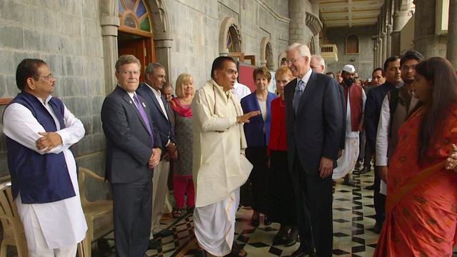 Penatua D. Todd Christofferson dari Kuorum Dua Belas Rasul berkunjung bersama Presiden World Peace University Dr. Vishwanath D. Karad ke sebuah acara penghargaan untuk menghormati Gereja Yesus Kristus dari Orang-Orang Suci Zaman Akhir atas layanan kemanusiaan globalnya di Pune, India, 14 Agustus 2017.