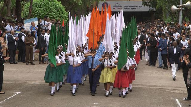 Upacara bendera diadakan untuk Penatua dan Sister Christofferson serta para pemimpin OSZA lainnya oleh Rivka Sahil Akshar Institute, sebuah sekolah berkebutuhan khusus di Wai, India, pada hari Senin, 14 Agustus 2017. Sebuah cek diberikan kepada sekolah ini oleh Penatua Christofferson. 