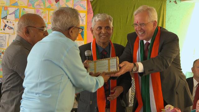 Penatua D. Todd Christofferson memberikan penghargaan dalam bentuk uang kepada Rivka Sahil Akshar Institute, sebuah sekolah berkebutuhan khusus di Wai, India, pada hari Senin, 14 Agustus 2017.