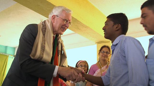 Penatua Christofferson menyapa para siswa di Rivka Sahil Akshar Institute, sebuah sekolah berkebutuhan khusus di Wai, India, pada hari Senin, 14 Agustus 2017.