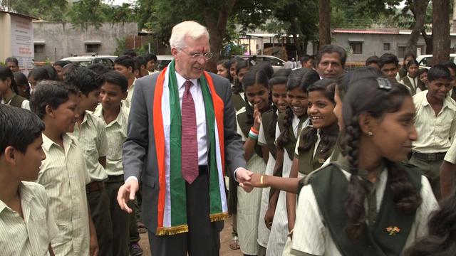 Penatua Christofferson menyapa para siswa di Rivka Sahil Akshar Institute, sebuah sekolah berkebutuhan khusus di Wai, India, pada hari Senin, 14 Agustus 2017.